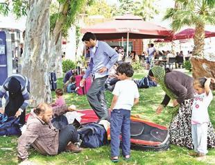 Syrians bussed out of Turkish resort as tourism season looms