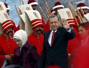 Surrounded by Ottoman soldiers, Erdoğan toughens rhetoric against New York Times