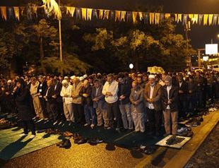 Protesters pray before Israeli embassy in Ankara in protest of Gaza-flotilla raid