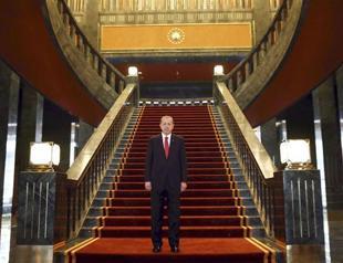 Erdoğan invites opposition leader to find golden toilet seat in palace