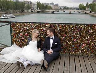 Breaking hearts, breaking chains: Paris removes love locks