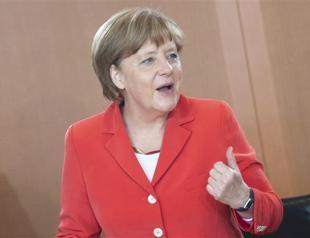 Clinton snaps at Merkel heels in powerful women list