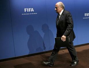 Calls for FIFAs Blatter to quit as global anger builds