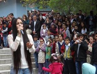 Singing contestant briefly breathes on her own, remains on life support