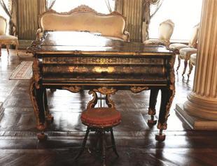 Pianos in harmony with palace halls
