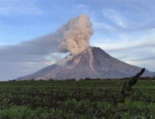 Indonesia volcano at high alert level unleashes fresh burst