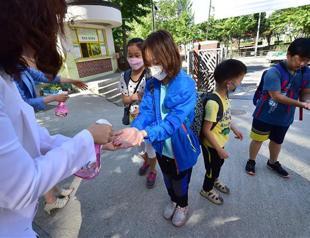 Fresh cases, 900 schools closed in S. Korea MERS outbreak