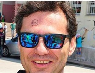 Voter stamps himself on forehead to protest elections