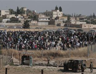 Kurds battle ISIL on Syria border as Turkey blocks refugees