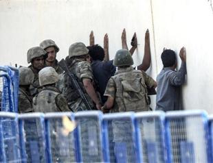 Turkish soldiers detain ISIL men at border crossing