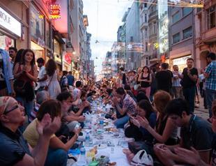 Hundreds gather for iftar dinner on main Istanbul street