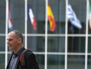 Euro zone sets emergency summit on Greece as money flees