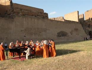 Armenian pianist performs at Ani ruins