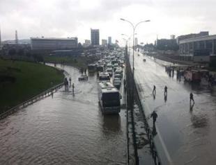 VIDEO: Istanbul’s E-5 highway temporarily closes due to heavy rain