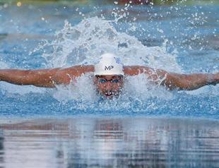 Phelps wins 100m fly in racing return
