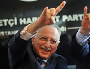 Former Islamic head İhsanoğlu mistakes ‘rock-on’ gesture for grey wolf sign