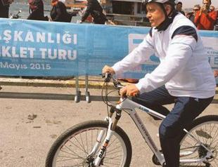 VIDEO: Erdoğan cycles with ‘champion’s bike’ through bodyguards, ministers
