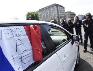 Hollande condemns violent French protests against Uber