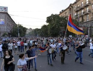 10,000 rally in Armenia as police threaten crackdown