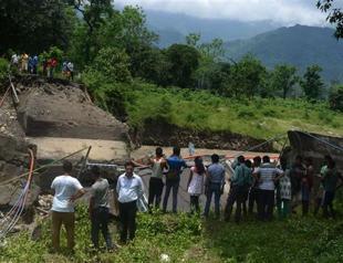 Landslides kill at least 21 in Indias Darjeeling