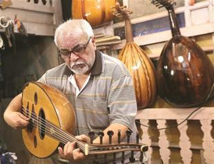 Iraqi musicians play ancient oud to soften din of war