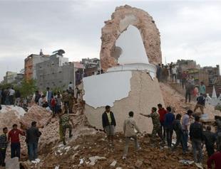 Devastating Nepal earthquake kills hundreds, triggers deadly Everest avalanche