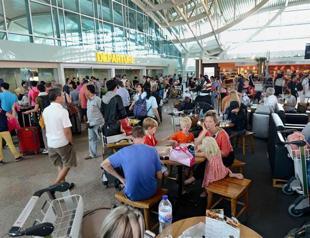 Thousands stranded as Indonesian volcano closes airports