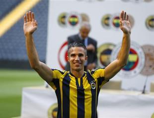 Fenerbahçe officially signs Dutch star van Persie