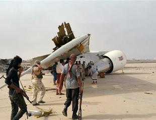 Exiled govt ministers return to Yemens Aden: Officials