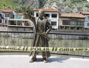 VIDEO: Selfie-taking Ottoman statue now under police protection