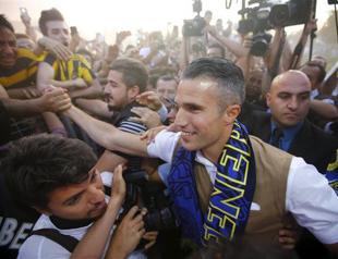 VIDEO: Van Persie arrives in Istanbul to join Fenerbahçe