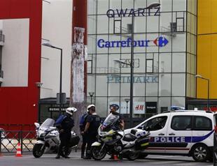 French special forces evacuate 18 people from mall after gunmen attack: Police