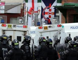 Northern Irish police attacked at parade, 24 injured
