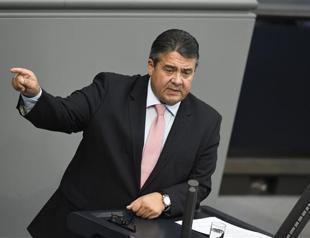 German economy minister due in Iran with business leaders