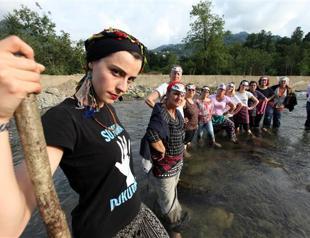 Courageous women of Black Sea resist natural degradation