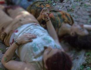 Woman photographed holding hands after Suruç blast survives