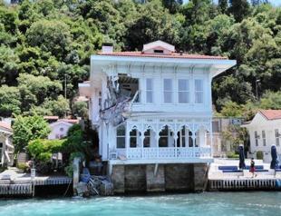 Ship crashes into mansion by Istanbuls Bosphorus