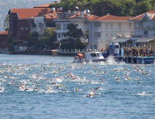 Thousands of athletes race in Bosphorus