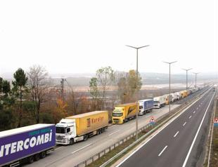 Full liberalization in land transport between EU, Turkey to add 3.5 bln euros in trade: Report