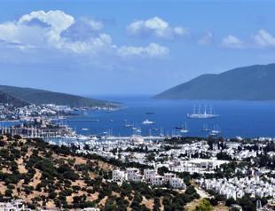 Foreign visitors to Turkey fall in first half amid economy, security woes