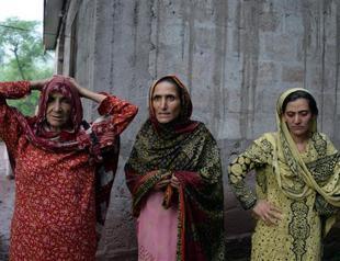 Pakistan defies rights protests to hang teen convict