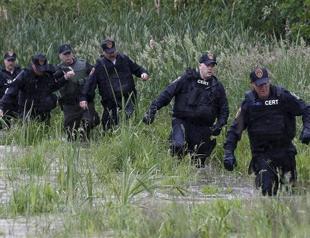 Police descend on small town in search for 2 escaped killers