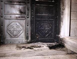 Church door set ablaze in Istanbul