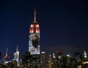 Cecil the lion lights up New Yorks Empire State building