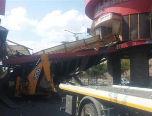 VIDEO: Truck hits, destroys restaurant overpass in Ankara