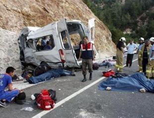 VIDEO: 10 Syrians, one Turk die in overcrowded minibus crash in northwest Turkey
