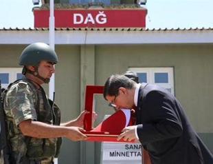 Turkish PM visits ISIL-hit border outpost amid heavy security