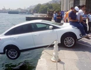 VIDEO: Tourist’s car saved from falling into Bosphorus