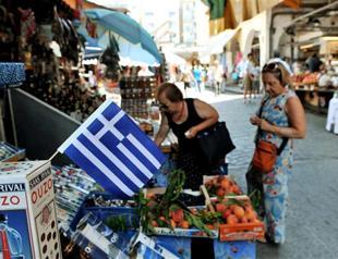 Greek economy surprises, returns to growth in second quarter