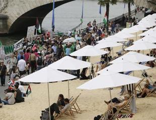 Tel Aviv beach attracts police and protests in Paris